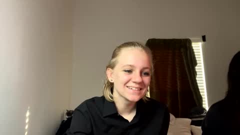 feyaa22 online show from December 5, 2024, 2:22 pm