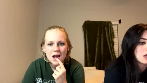 feyaa22 online show from December 6, 2024, 1:29 am