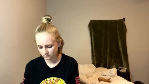 feyaa22 online show from December 9, 2024, 12:45 am