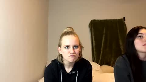 feyaa22 online show from December 9, 2024, 11:03 pm