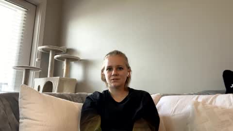 feyaa22 online show from December 10, 2024, 7:43 pm