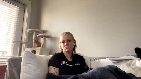 feyaa22 online show from December 11, 2024, 1:17 pm