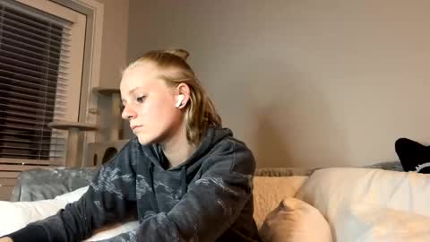 feyaa22 online show from December 12, 2024, 2:37 am