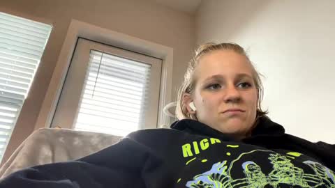 feyaa22 online show from December 13, 2024, 8:37 pm