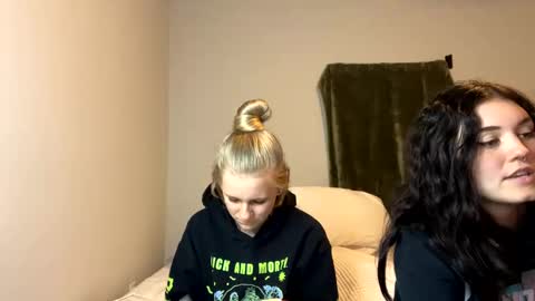 feyaa22 online show from December 13, 2024, 11:39 pm