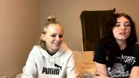 feyaa22 online show from December 14, 2024, 5:47 pm