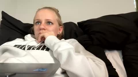 feyaa22 online show from December 15, 2024, 7:42 pm