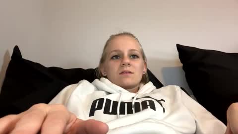 feyaa22 online show from December 16, 2024, 12:59 am