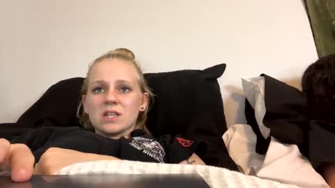 feyaa22 online show from December 17, 2024, 2:44 am