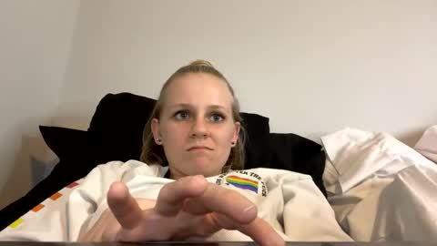 feyaa22 online show from December 18, 2024, 2:10 am