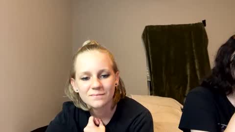 feyaa22 online show from December 19, 2024, 2:01 am