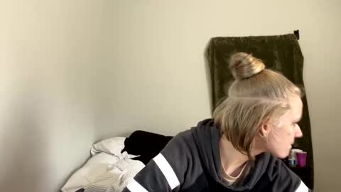 feyaa22 online show from December 19, 2024, 5:40 pm