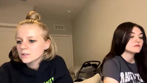 feyaa22 online show from January 18, 2025, 3:09 am