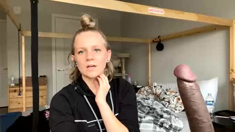 feyaa22 online show from February 1, 2025, 4:44 pm