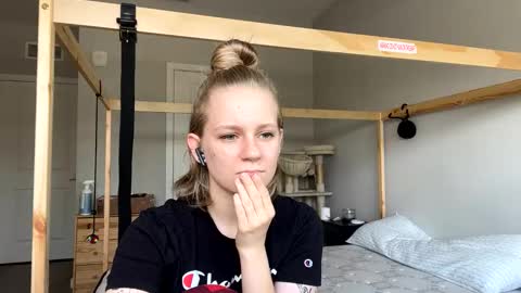 feyaa22 online show from February 5, 2025, 4:36 pm