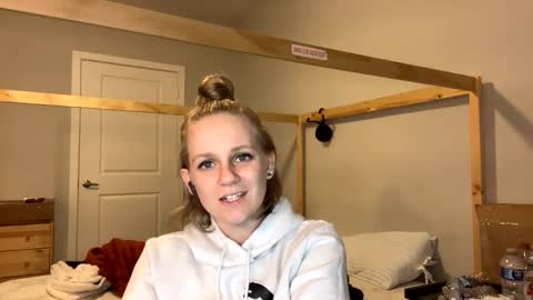 feyaa22 online show from February 6, 2025, 1:27 am