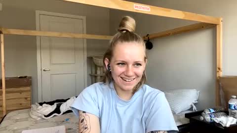 feyaa22 online show from February 6, 2025, 4:25 pm