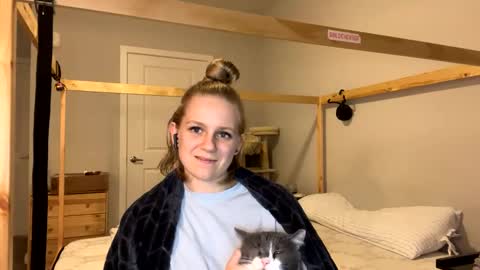 feyaa22 online show from February 7, 2025, 12:09 am