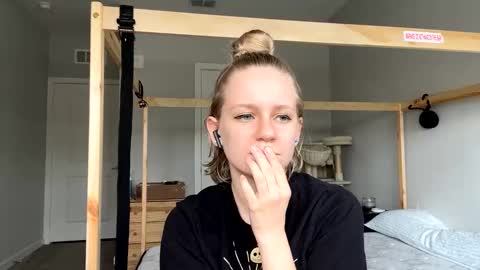 feyaa22 online show from February 7, 2025, 4:24 pm