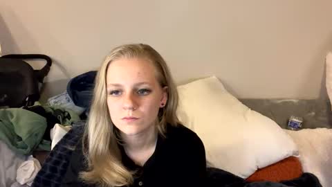 feyaa22 online show from February 16, 2025, 2:42 am