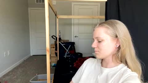 feyaa22 online show from February 28, 2025, 3:48 pm