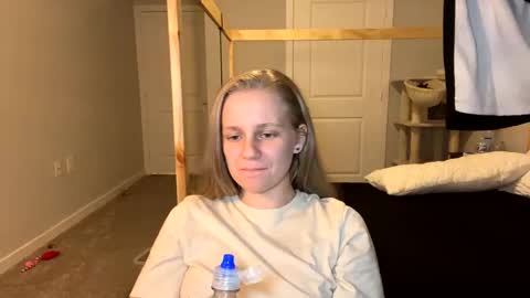 feyaa22 online show from March 1, 2025, 2:15 am