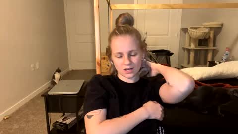 feyaa22 online show from March 3, 2025, 2:58 am