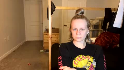 feyaa22 online show from March 9, 2025, 2:29 am