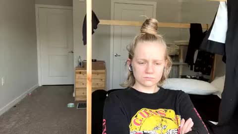 feyaa22 online show from March 9, 2025, 3:16 pm