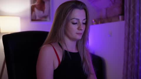 Snapshot of gold__blond chatting on September 19, 2025, 1:12 pm gold blond online show from September 19, 2025, 1:12 pm