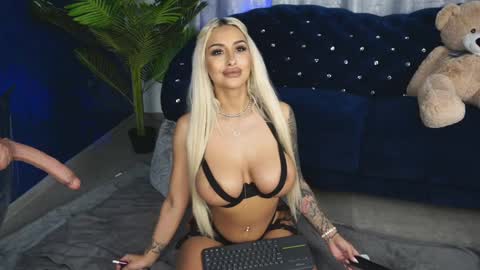 GoldenAmberX online show from January 25, 2025, 10:51 am