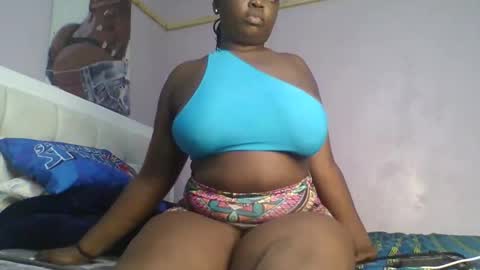 Snapshot of goldencurves_bunny chatting on January 14, 2026, 8:03 pm Bella online show from January 14, 2026, 8:03 pm