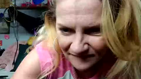 Snapshot of goldendoll1704 chatting on February 15, 2026, 7:38 am goldendoll1704 online show from February 15, 2026, 7:38 am