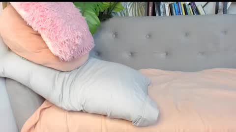 Dominique online show from October 9, 2025, 2:53 am