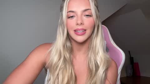 Snapshot of gracieparker chatting on October 6, 2025, 1:25 am Gracie online show from October 6, 2025, 1:25 am