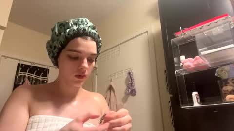 greeneyedmilly online show from November 10, 2025, 1:37 am