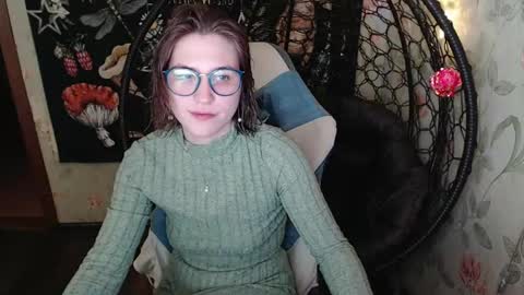 Snapshot of greenwitch9 chatting on May 7, 2026, 12:10 pm Lina online show from May 7, 2026, 12:10 pm