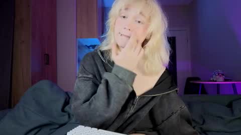 Snapshot of gregory_byyrd chatting on September 13, 2025, 9:25 pm Greg-independent model online show from September 13, 2025, 9:25 pm