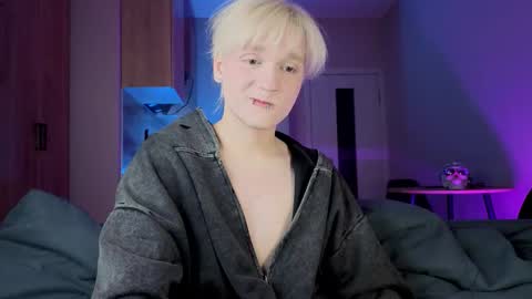 Snapshot of gregory_byyrd chatting on September 17, 2025, 9:49 pm Greg-independent model online show from September 17, 2025, 9:49 pm