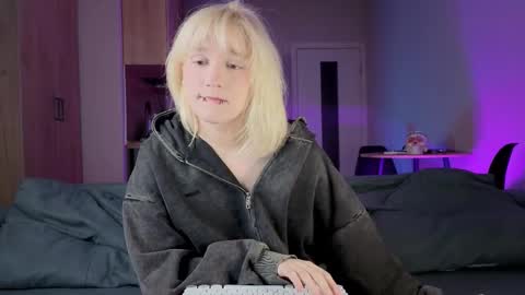 Snapshot of gregory_byyrd chatting on October 17, 2025, 9:06 pm Greg-independent model online show from October 17, 2025, 9:06 pm