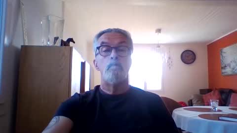 Snapshot of grybear60 chatting on April 17, 2026, 8:06 am Grybear online show from April 17, 2026, 8:06 am