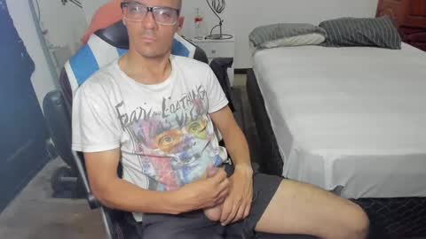 guachin_new online show from December 1, 2024, 10:43 pm