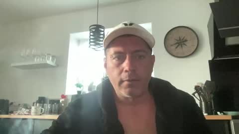 Snapshot of guil0 chatting on September 15, 2025, 9:42 am guil0 online show from September 15, 2025, 9:42 am