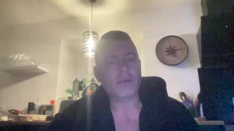 Snapshot of guil0 chatting on September 30, 2025, 7:13 am guil0 online show from September 30, 2025, 7:13 am