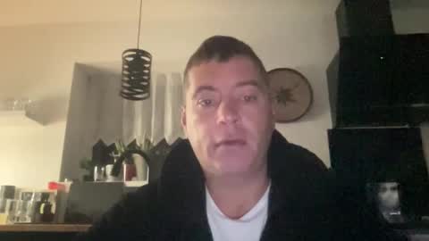 Snapshot of guil0 chatting on October 1, 2025, 6:08 am guil0 online show from October 1, 2025, 6:08 am