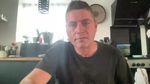 Snapshot of guil0 chatting on October 1, 2025, 9:10 pm guil0 online show from October 1, 2025, 9:10 pm