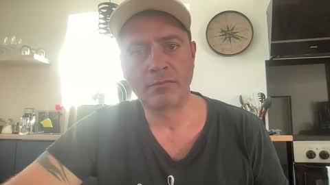 Snapshot of guil0 chatting on October 4, 2025, 6:17 pm guil0 online show from October 4, 2025, 6:17 pm