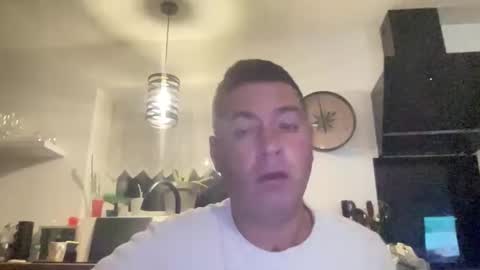 Snapshot of guil0 chatting on October 7, 2025, 3:58 am guil0 online show from October 7, 2025, 3:58 am