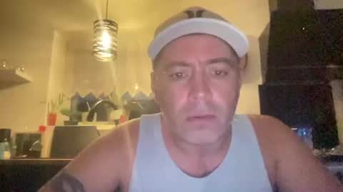 Snapshot of guil0 chatting on October 17, 2025, 9:34 am guil0 online show from October 17, 2025, 9:34 am