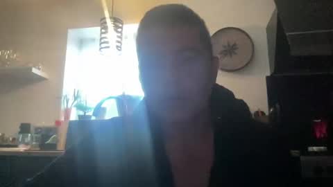 Snapshot of guil0 chatting on October 18, 2025, 10:38 am guil0 online show from October 18, 2025, 10:38 am